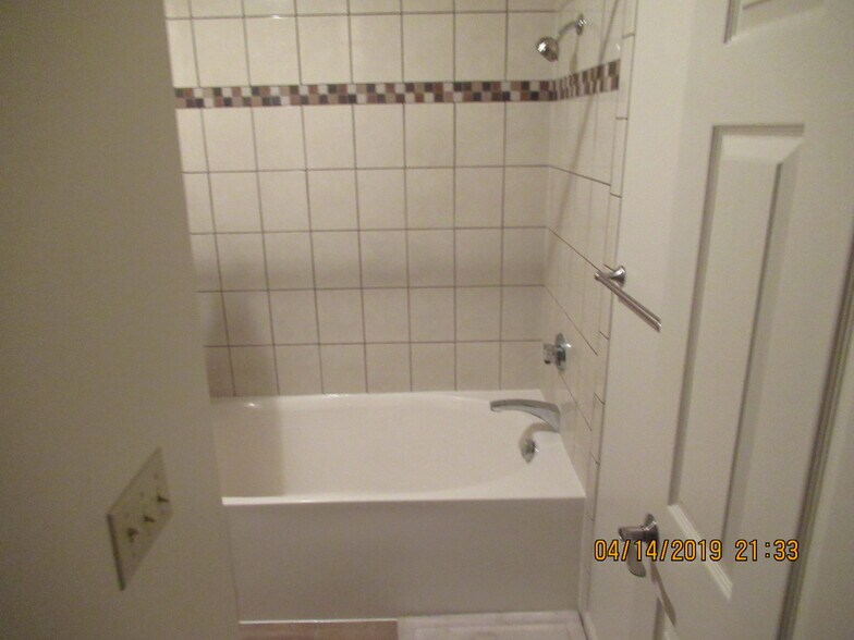 Building Photo - 100 Winterbourne Ln