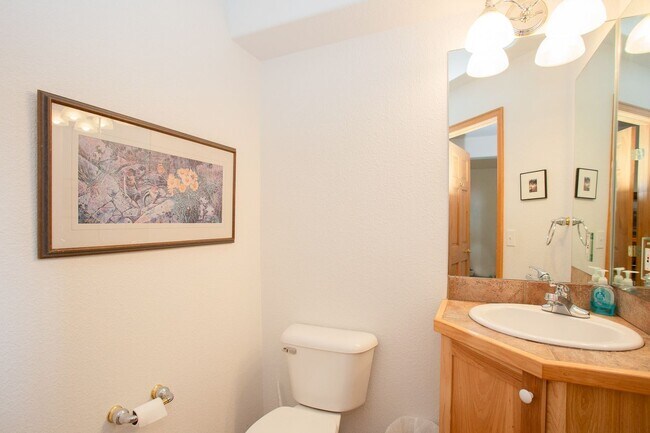 Building Photo - Convenient Location! Lots of Space and Lig...