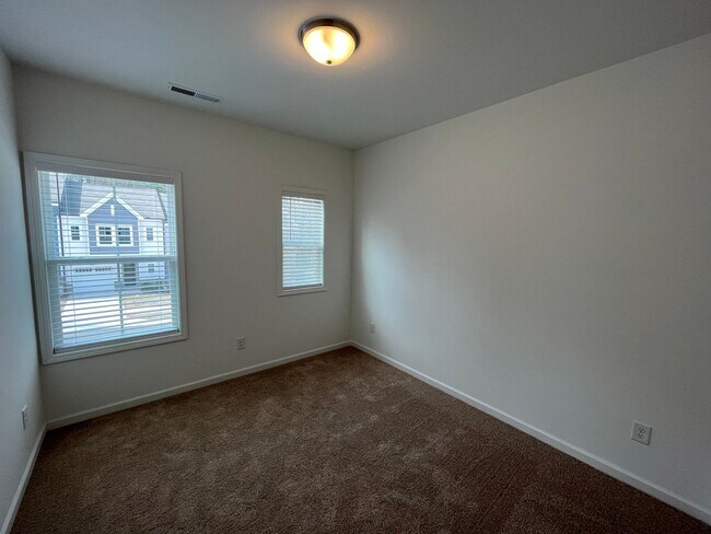 Building Photo - **OFFERING RENT PROMOTION FOR FIRST 6 MONTHS, REFUNDABLE APPLICATION FEES & $100 MOVE IN PROMOTIO...