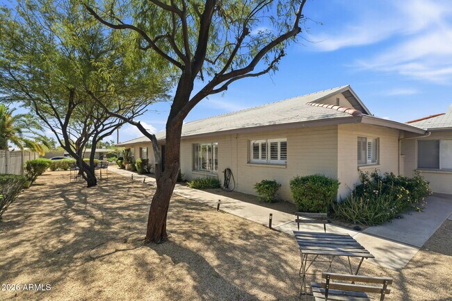 Building Photo - 3640 E Montecito Ave