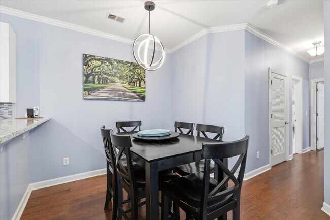 Building Photo - "Charming Fully Furnished 2-Bed Condo with & Granite Countertops in Charleston – 1320 Sq Ft of Co...