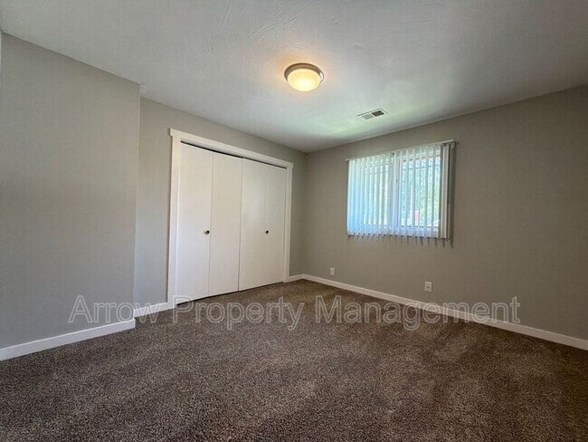 Building Photo - 440 Moffitt St