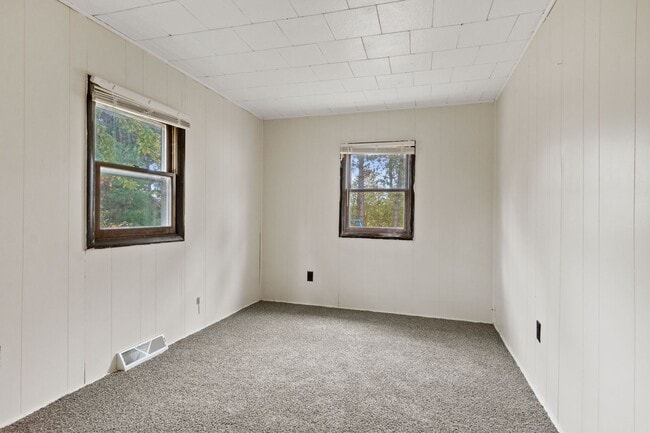 Building Photo - 2 Bedroom House