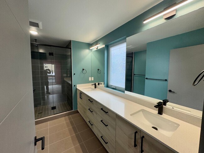 Building Photo - Luxury Townhouse in South Park
