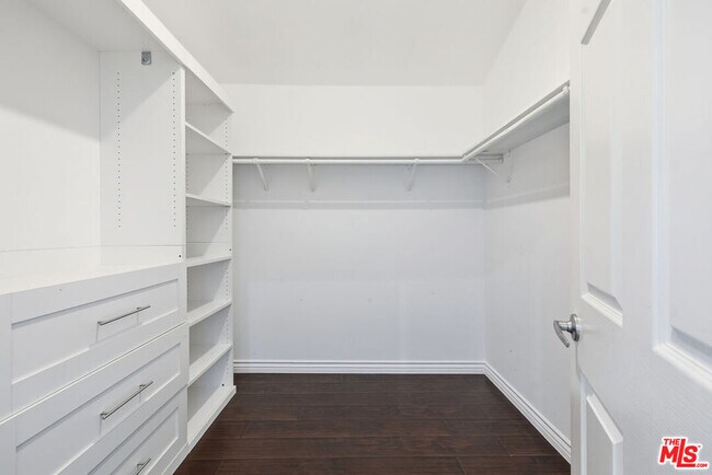 Building Photo - 6308 Lindley Ave