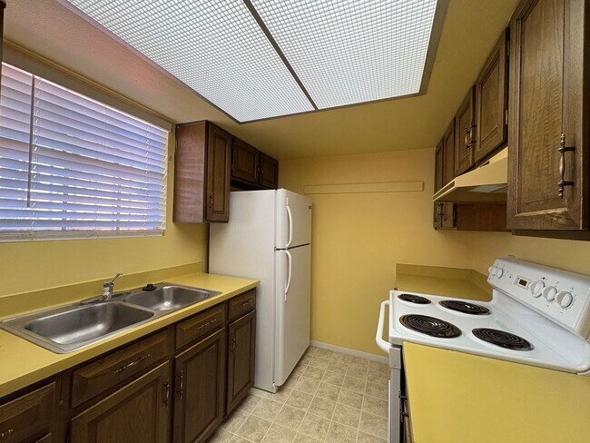 Building Photo - Mesa 2 Bedroom 1 Bath in Triplex Building