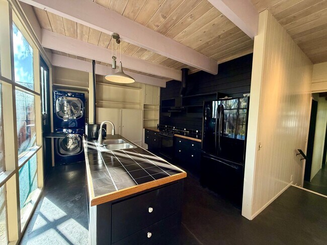 Building Photo - Unique 2 bedroom 2 bath home in Pacific Grove!