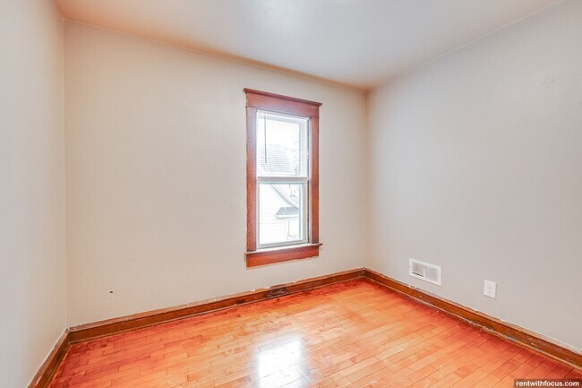 Building Photo - 714 S Memorial Dr