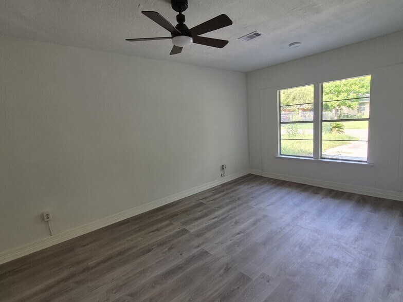 Building Photo - 10221 Bretton Dr