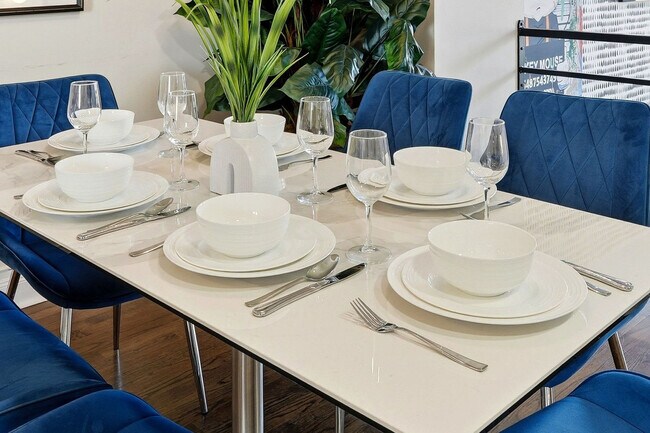 Building Photo - 657 N Carpenter St