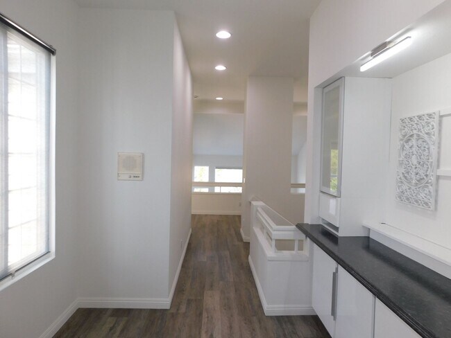 Building Photo - Gated Lake community 2 bed, 2.5 bath home.