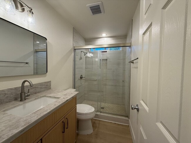 Building Photo - Gorgeous 3 bedrooms, 2.5 baths home