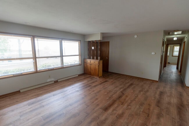 Building Photo - 1213 E Smiley Ln