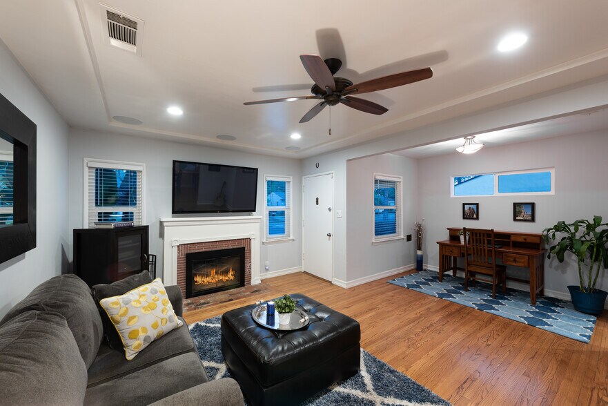 Building Photo - 5865 Vesper Ave