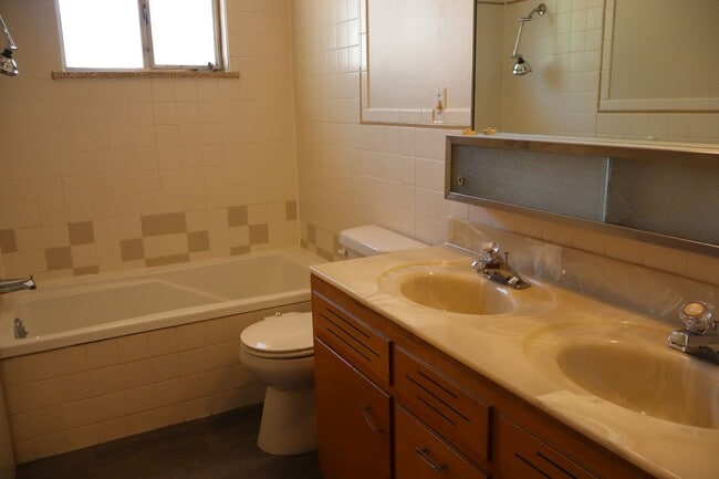 Building Photo - Spacious 3 Bedroom Home with Finished Base...