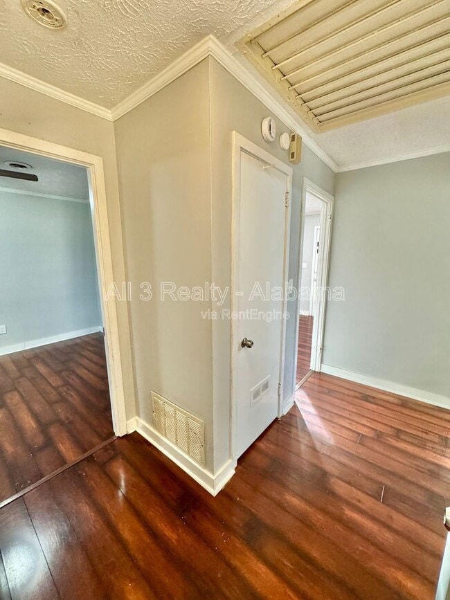 Building Photo - 3405 Vermont Dr