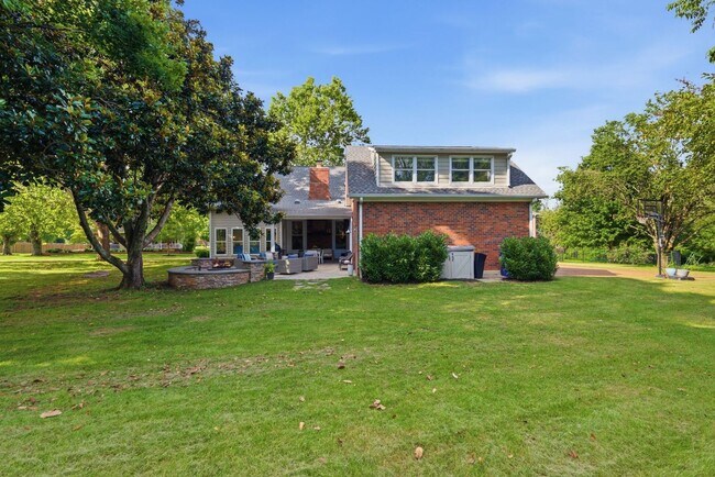 Building Photo - 1733 Carriage Ct