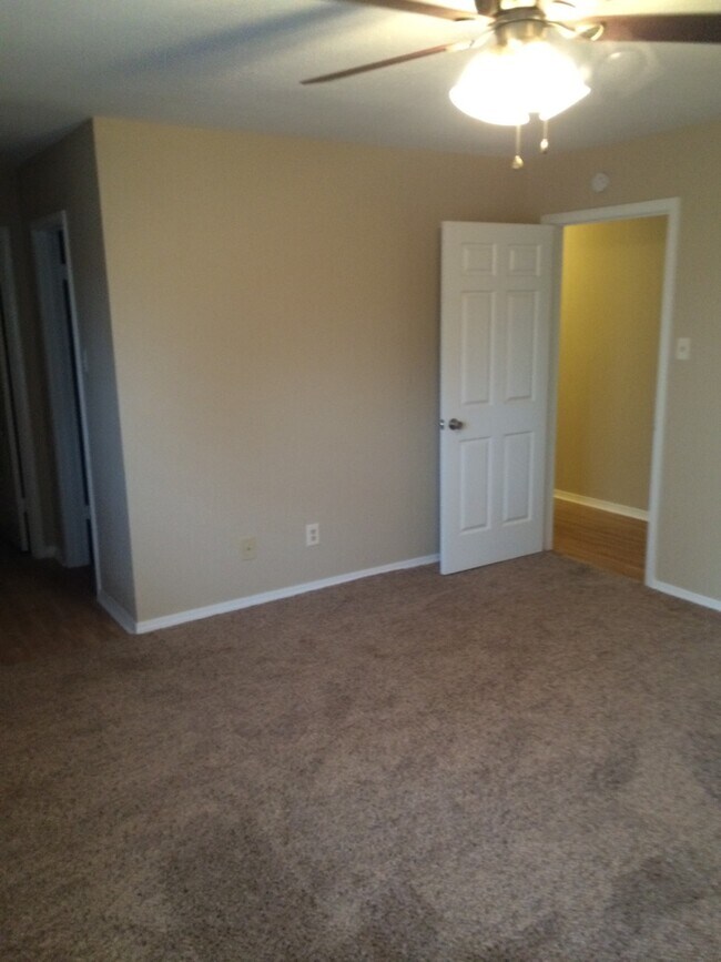 Building Photo - 10616 Debbie Ln