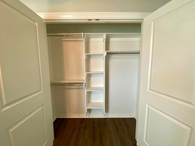 Building Photo - Lovely 3 Bedroom Home Ready NOW! Pets Welc...