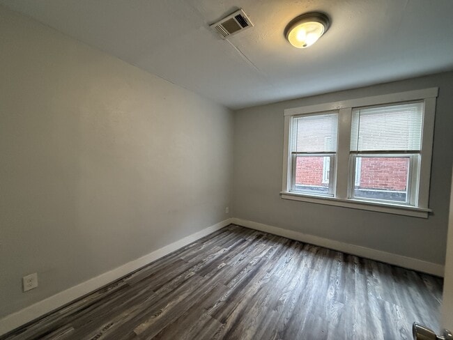 Building Photo - 915 Chartiers Ave