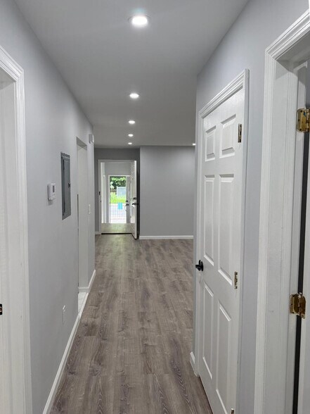 Main Hallway to Entry - 285 Rose St