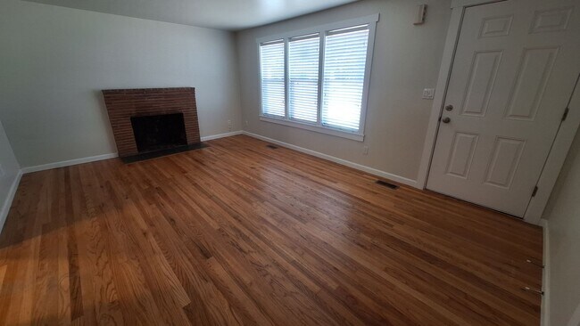 Building Photo - Brand new paint & move in ready 3 bed 1 ba...