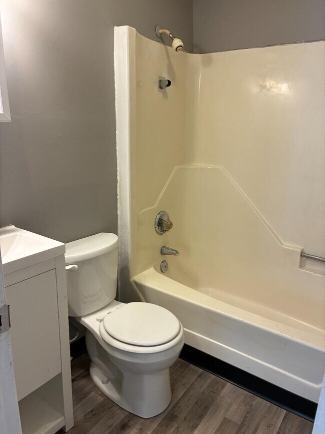 Building Photo - 207 Lee St NE