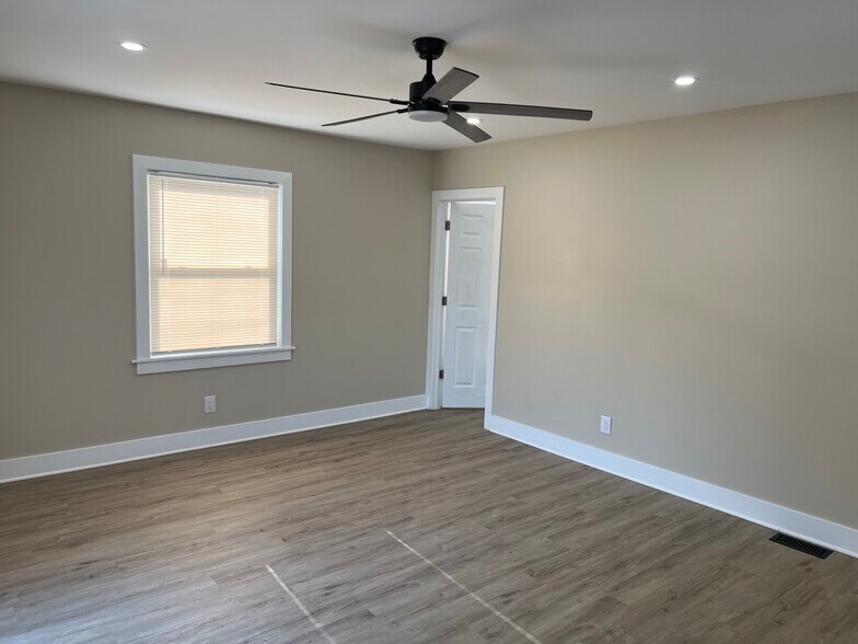 Building Photo - 623 W 40th St