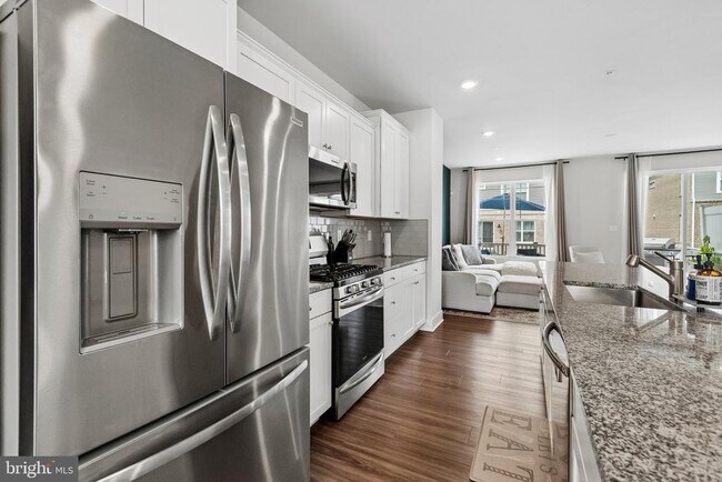Building Photo - 6941 Waterbury Pl