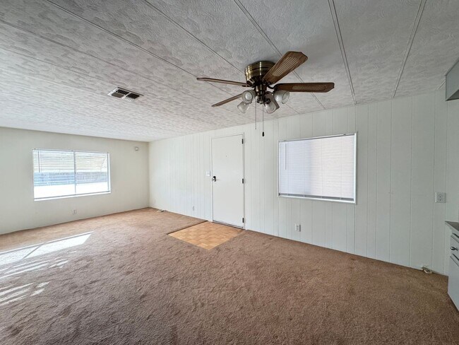 Building Photo - Spacious 2 bedroom