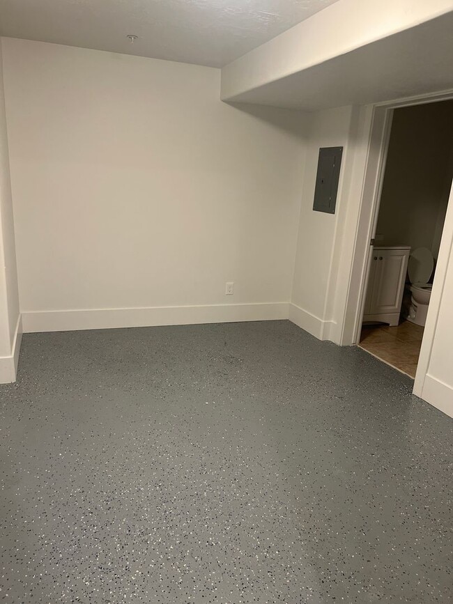 Building Photo - Townhouse in Evanston *Move in Special *