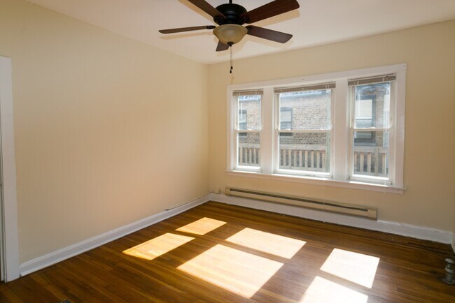 Building Photo - 4426 N Wolcott Ave