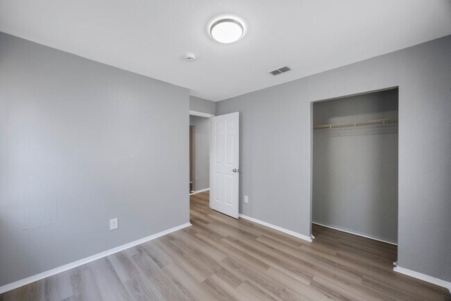Building Photo - Cute 3bdrm/1bath House ** Section 8 OK ** ...