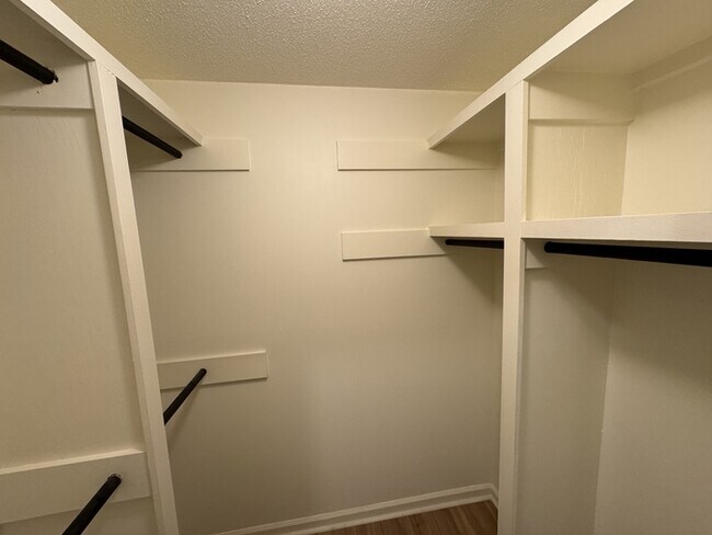 Building Photo - 2080 Woodlawn Dr SW