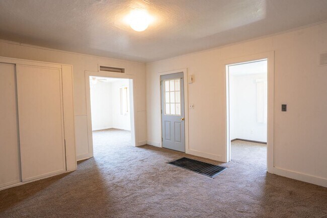 Building Photo - 1227 Green Bay St
