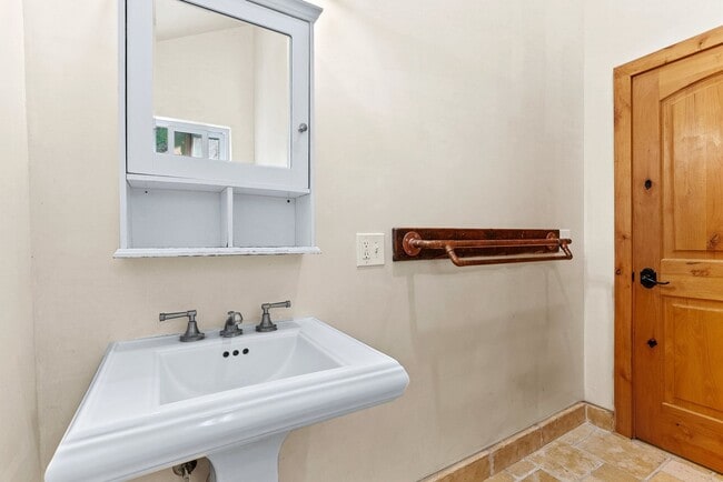 Building Photo - Stunning Fully Renovated 2 Bedroom, 1 Bath...