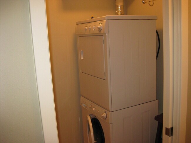 Building Photo - 2 Bedroom Kenmore Condo with Charming Details