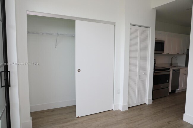 Building Photo - 4100 SW 64th Ave