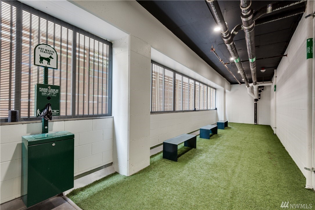 Building Photo - 1321 Seneca St