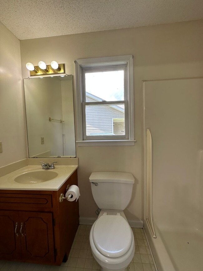Building Photo - 3 Bedroom Pet Friendly Home for Rent!