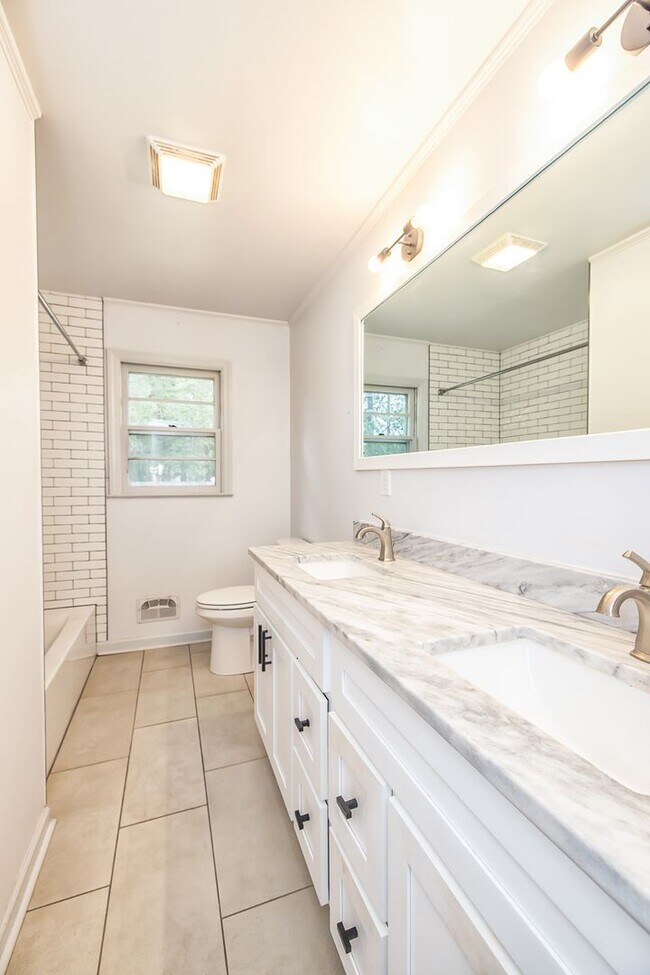 Building Photo - 9 Castlewood Dr