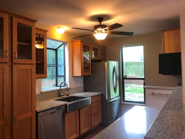 Building Photo - 2202 East Side Dr