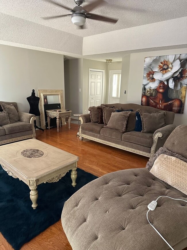 Building Photo - Beautiful 3/2 in Golf Course Community