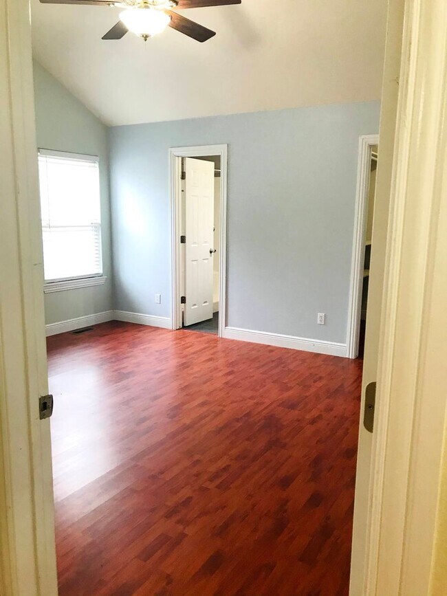 Building Photo - 3 bedroom 2 bath centrally located - fenced yard - 2 carG