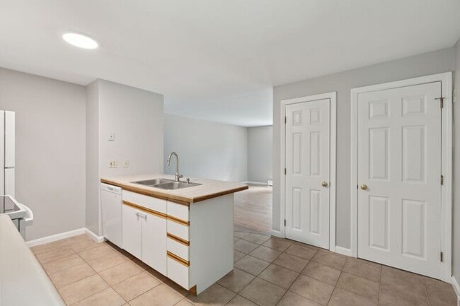Building Photo - 10 Rose Terrace Cir