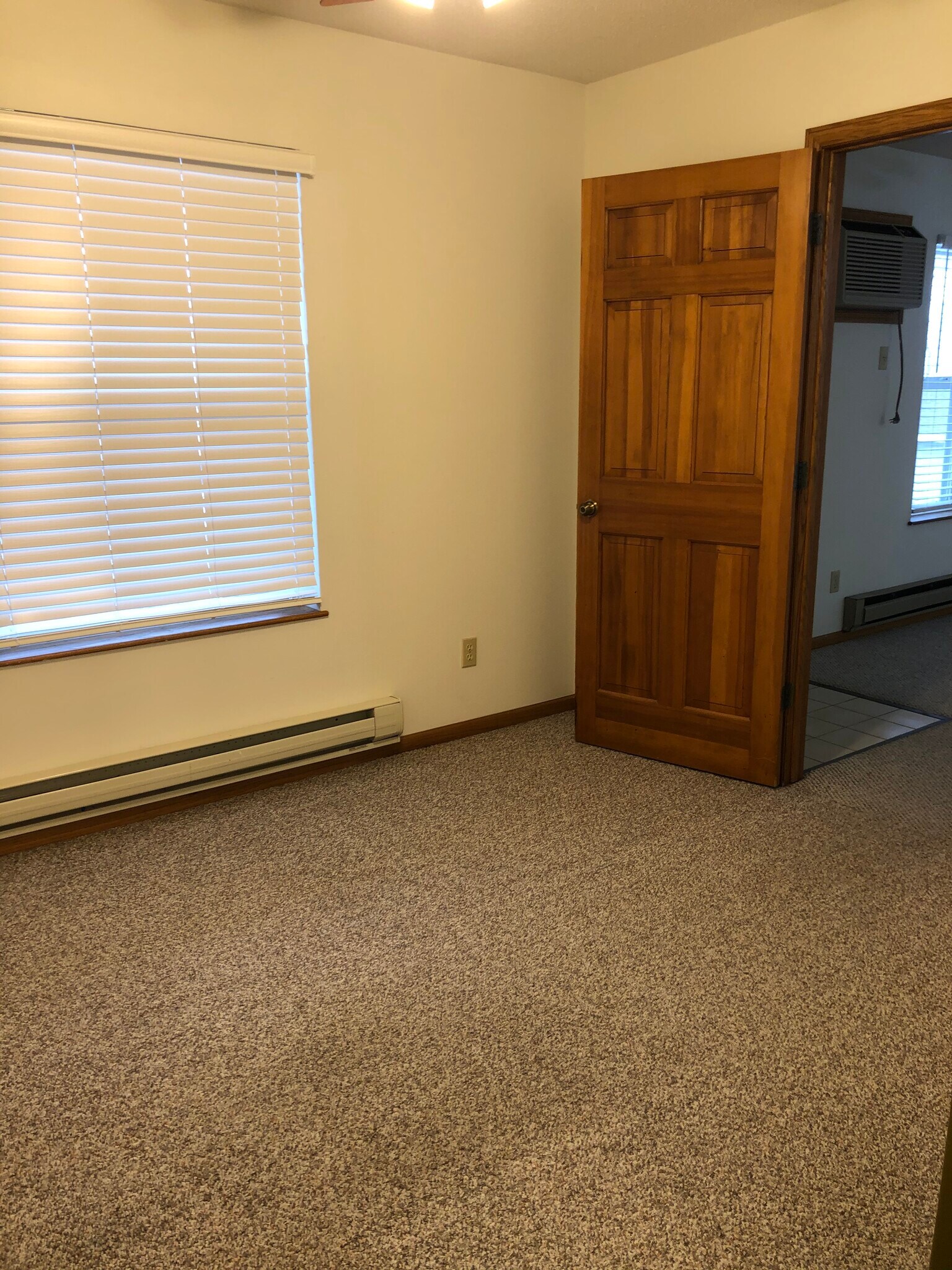 Building Photo - 1929 Victory St