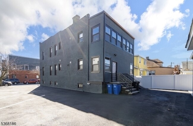 Building Photo - 31 Heckel St