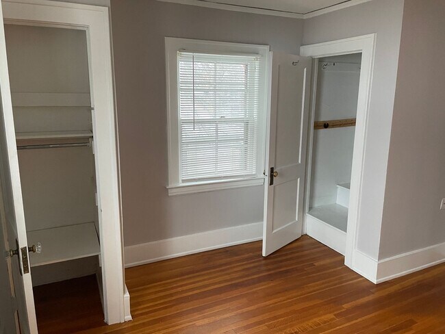 Building Photo - Charming Dutch Colonial Style Heritage Hill Home