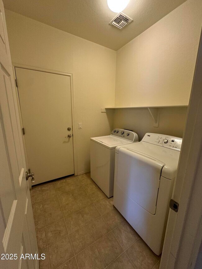 Building Photo - 2653 E Canyon Creek Dr