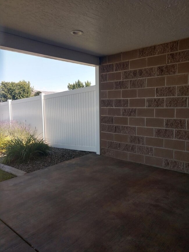 Building Photo - Gorgeous 3 Bed 2 Bath Clarkston Townhouse ...